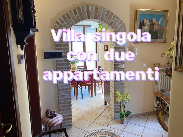 Villa bifamiliare in vendita a Gavirate via Carlo Besozzi