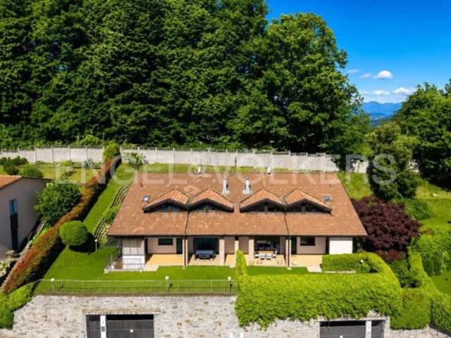 Villa bifamiliare in vendita a Gazzada Schianno