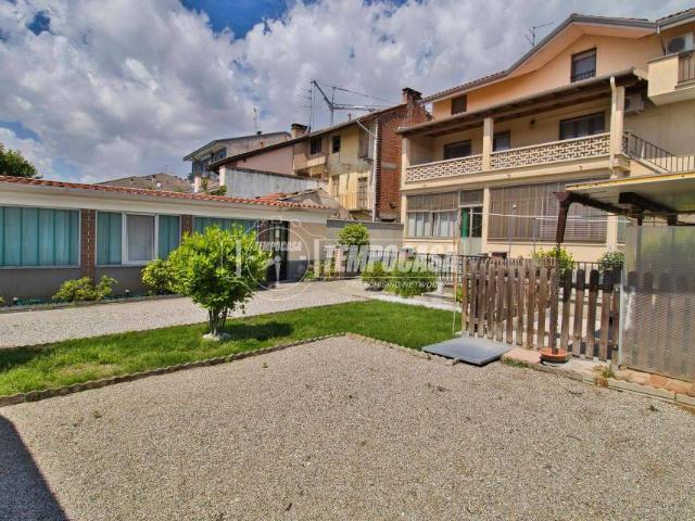 Villa bifamiliare in vendita a Galliate via Ticino