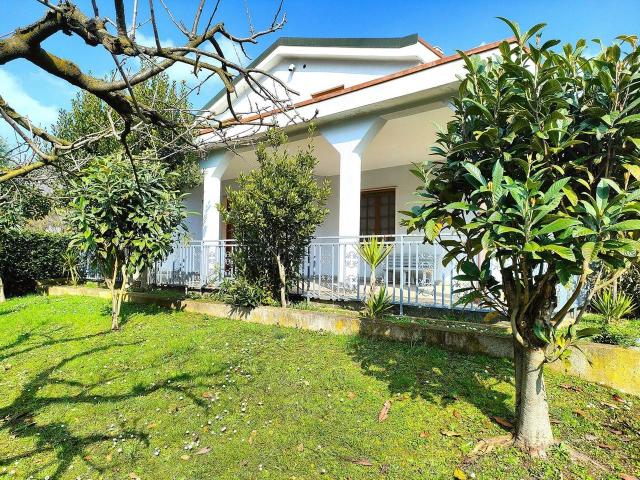 Villa bifamiliare in vendita a Garbagnate Milanese