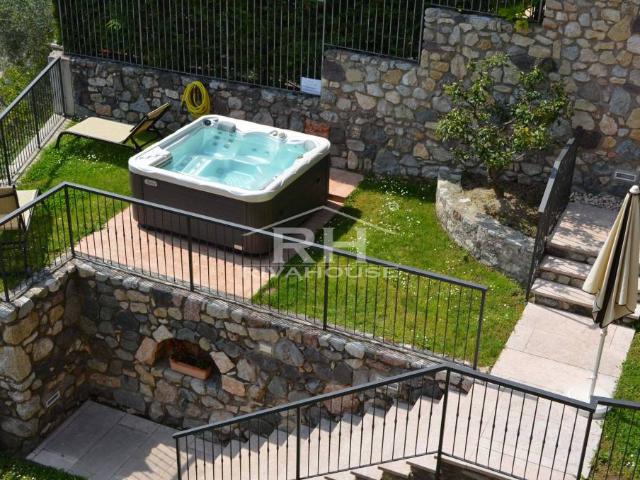 Villa bifamiliare in vendita a Gargnano