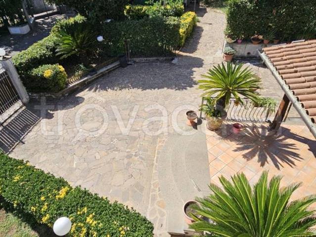 Villa bifamiliare in vendita a Genzano di Roma viale Unione Sovietica