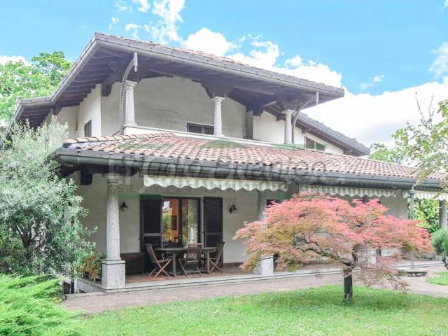 Villa bifamiliare in vendita a Giussano via Arturo Toscanini