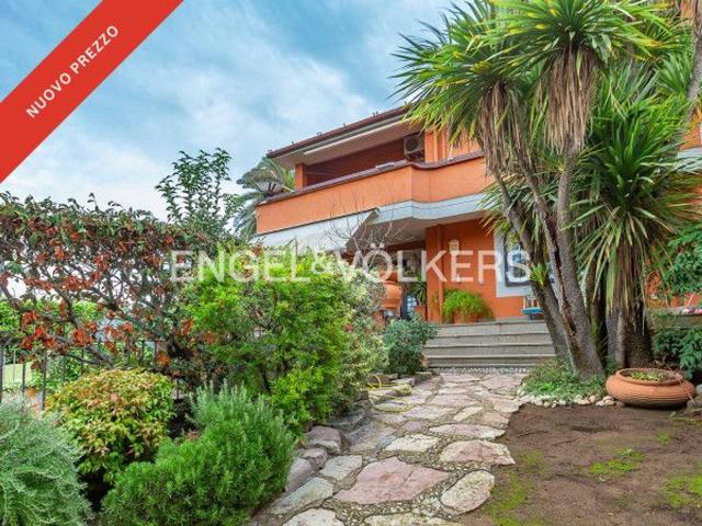 Villa bifamiliare in vendita a Grottaferrata