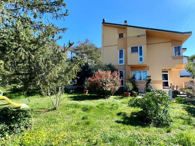 Villa bifamiliare in vendita a Gualdo Tadino