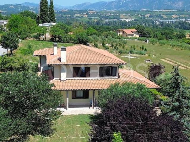 Villa bifamiliare in vendita a Gualdo Tadino via di Monte Maggio