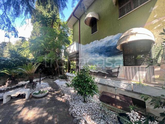 Villa bifamiliare in vendita a Guidonia Montecelio via Monte Cervino