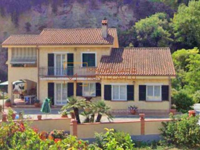 Villa bifamiliare in vendita a Dolceacqua via Provinciale