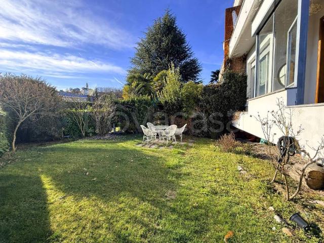 Villa bifamiliare in vendita a Dormelletto