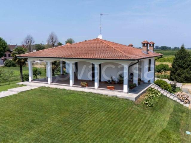 Villa bifamiliare in vendita a Dorno