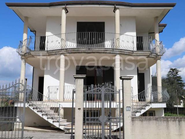 Villa bifamiliare in vendita a Dugenta via Stazione