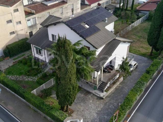Villa bifamiliare in vendita a Erba corso 25 Aprile