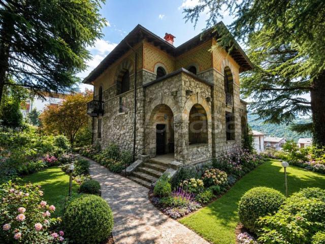 Villa bifamiliare in vendita a Esino Lario via Adamello, 24