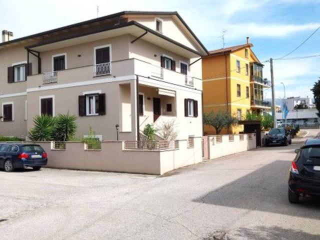 Villa bifamiliare in vendita a Foligno