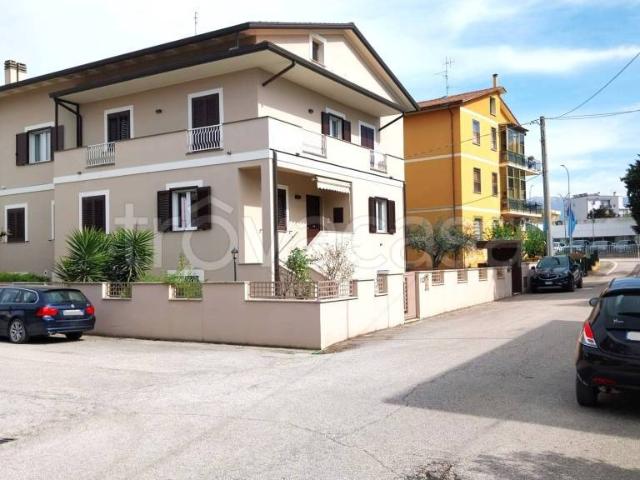 Villa bifamiliare in vendita a Foligno via Laghi di Pilato