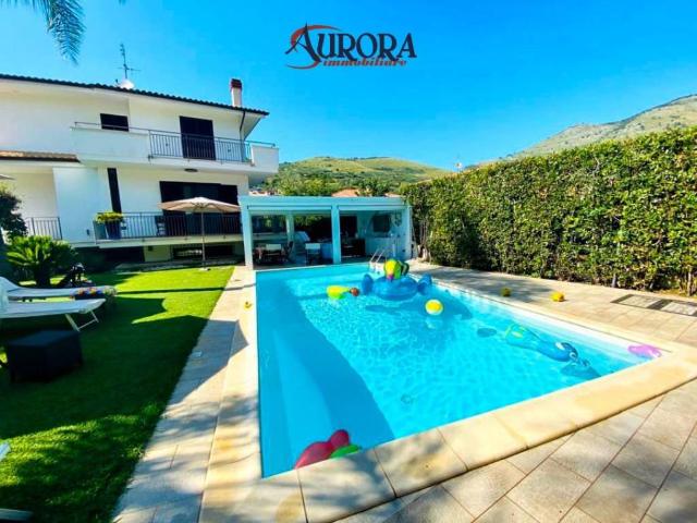 Villa bifamiliare in vendita a Fondi