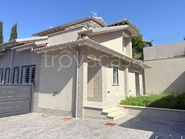Villa bifamiliare in vendita a Fonte Nuova, Santa Lucia
