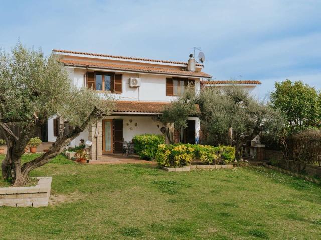 Villa bifamiliare in vendita a Formello