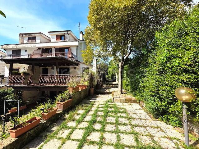 Villa bifamiliare in vendita a Formello viale Argentina, Le Rughe