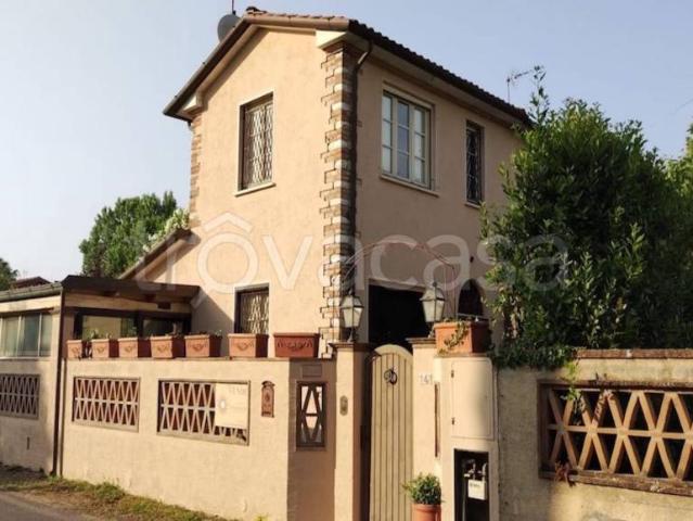 Villa bifamiliare in vendita a Forte dei Marmi via dell'Acqua
