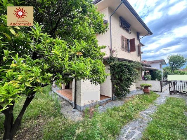 Villa bifamiliare in vendita a Forte dei Marmi via Duca d'Aosta
