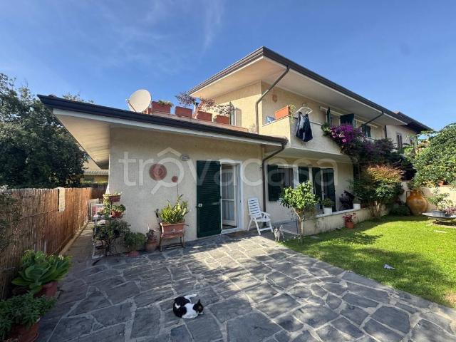 Villa bifamiliare in vendita a Forte dei Marmi via Duca d'Aosta, 12