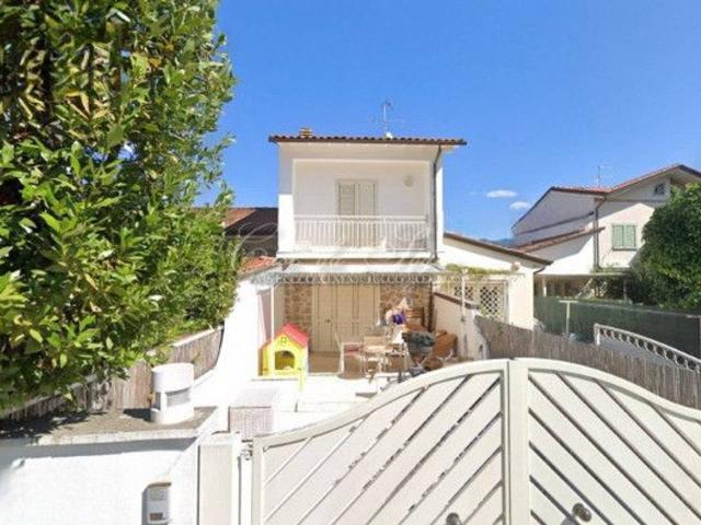 Villa bifamiliare in vendita a Forte Dei Marmi
