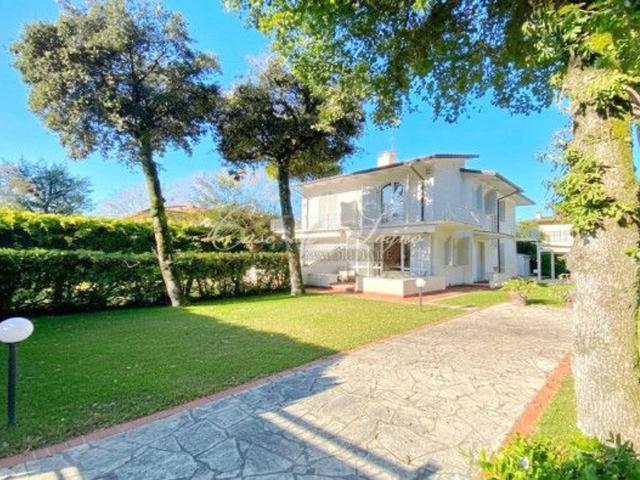 Villa bifamiliare in vendita a Forte Dei Marmi