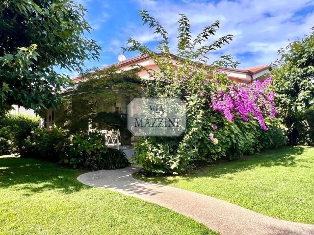 Villa bifamiliare in vendita a Forte Dei Marmi
