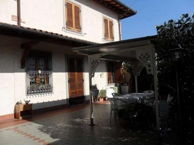 Villa bifamiliare in vendita a Forte dei Marmi