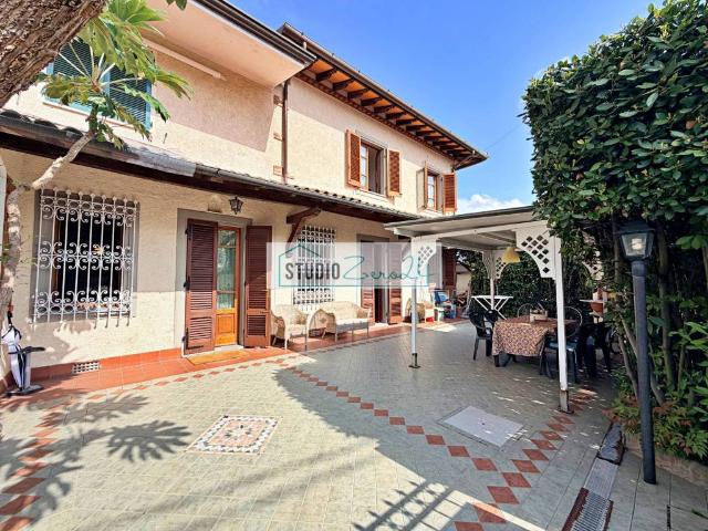Villa bifamiliare in vendita a Forte dei Marmi