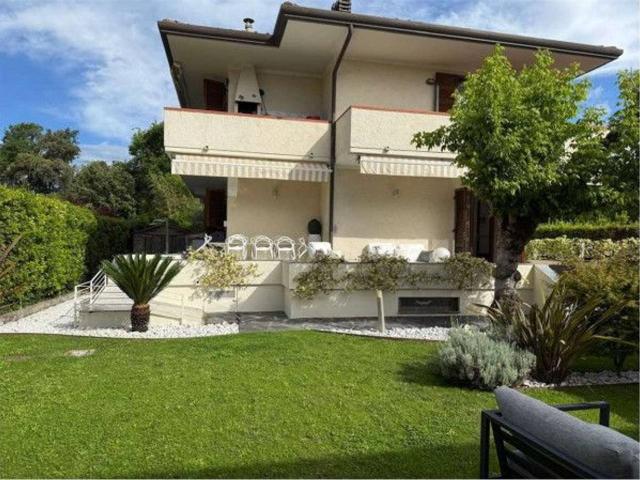 Villa bifamiliare in vendita a Forte Dei Marmi