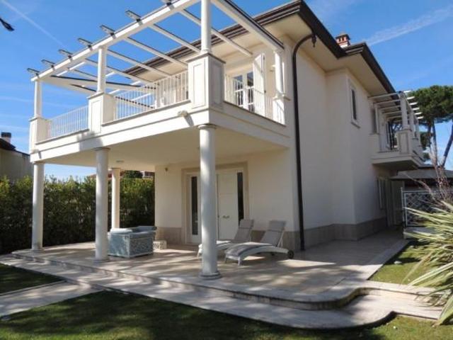 Villa bifamiliare in vendita a Forte Dei Marmi