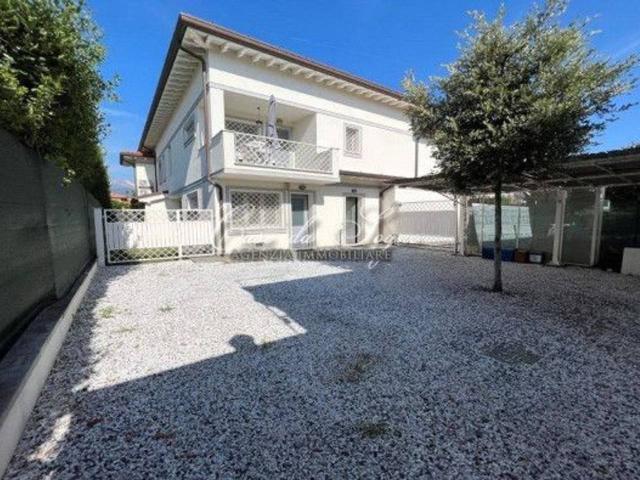 Villa bifamiliare in vendita a Forte Dei Marmi