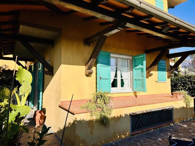 Villa bifamiliare in vendita a Forte Dei Marmi