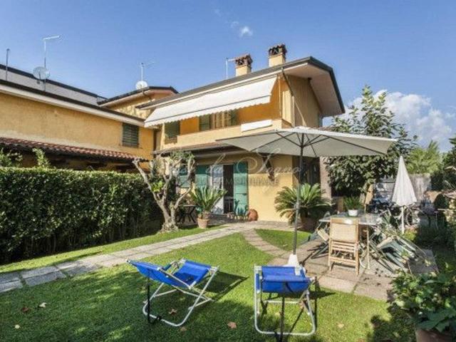 Villa bifamiliare in vendita a Forte Dei Marmi