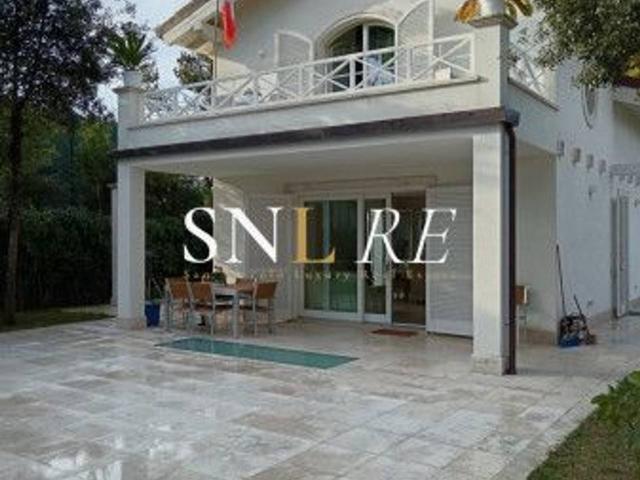 Villa bifamiliare in vendita a Forte Dei Marmi