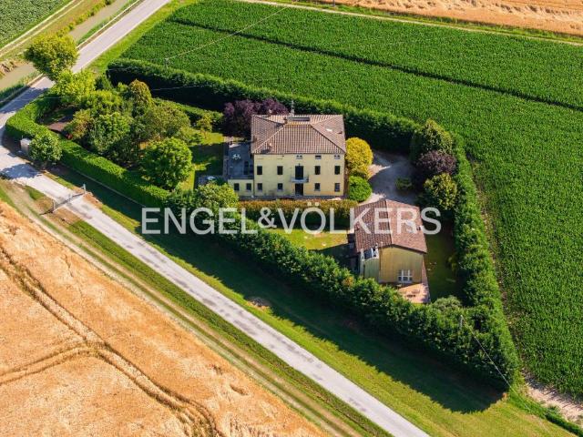 Villa bifamiliare in vendita a Ferrara via Ladino, Porotto Cassana