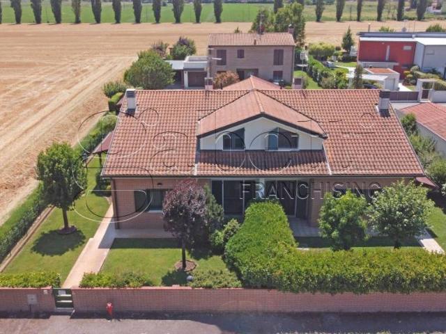 Villa bifamiliare in vendita a Ferrara, Pontegradella