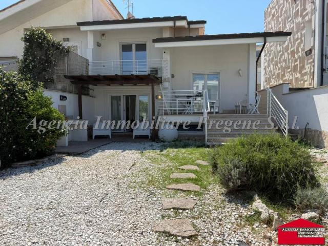Villa bifamiliare in vendita a Fiumicino, Fregene