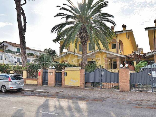 Villa bifamiliare in vendita a Fiumicino via Castellammare, 88, Fregene