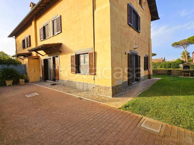 Villa bifamiliare in vendita a Fiumicino via Cima Cristallo, Isola Sacra