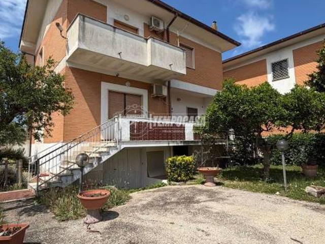 Villa bifamiliare in vendita a Fiumicino via delle Meleagrine, Focene