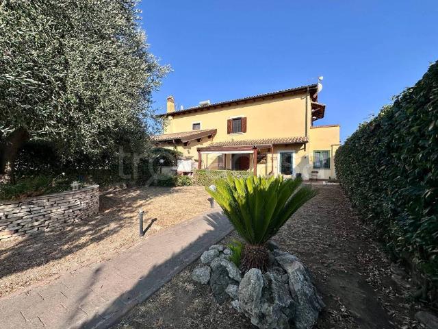 Villa bifamiliare in vendita a Fiumicino via Italo Raulich, Aranova