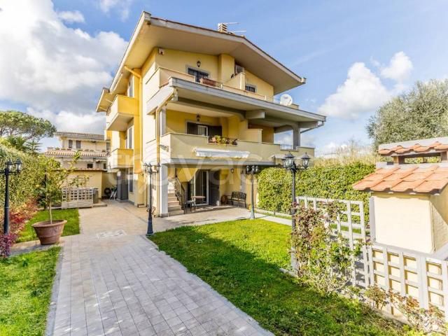 Villa bifamiliare in vendita a Fiumicino via Lido Orrì, Fregene