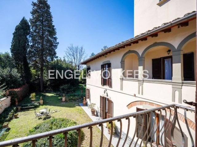 Villa bifamiliare in vendita a Firenze