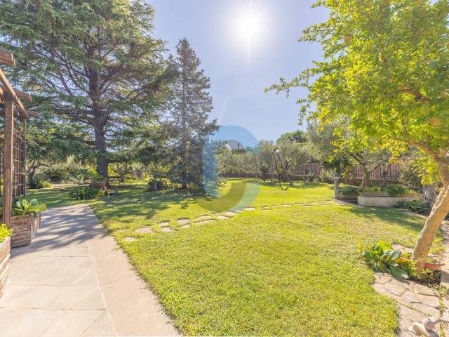 Villa bifamiliare in vendita a Frascati via di Salè, 38