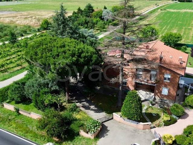 Villa bifamiliare in vendita a Imola via Lasie, 5