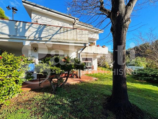 Villa bifamiliare in vendita a Imperia