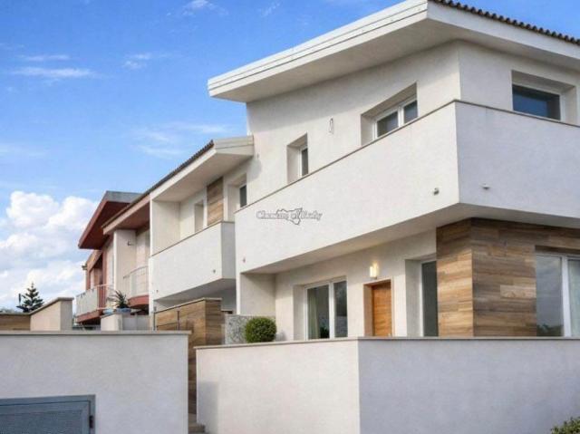 Villa bifamiliare in vendita a Ispica via dei Fiordalisi